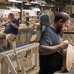 'Hantverkare jobbar på de finaste gitarrerna från Gibson Custom Shop